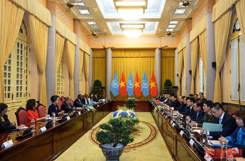 Panorama de la reunión bilateral efectuada posteriormente en el Palacio Presidencial, en Hanói.