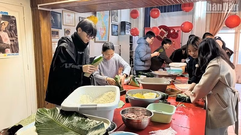 Muchos jóvenes elaboran por primera vez los dos pasteles tradicionales. (Fotografía: Nhan Dan)