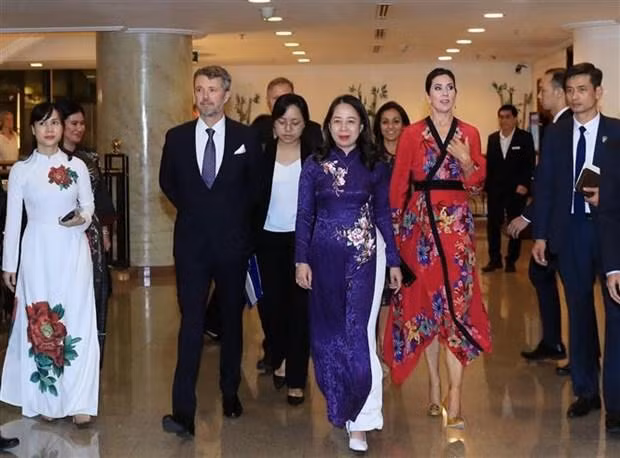 El príncipe heredero danés, Frederik André Henrik Christian, y la vicepresidenta de Vietnam, Vo Thi Anh Xuan. (Fotografía: VNA)