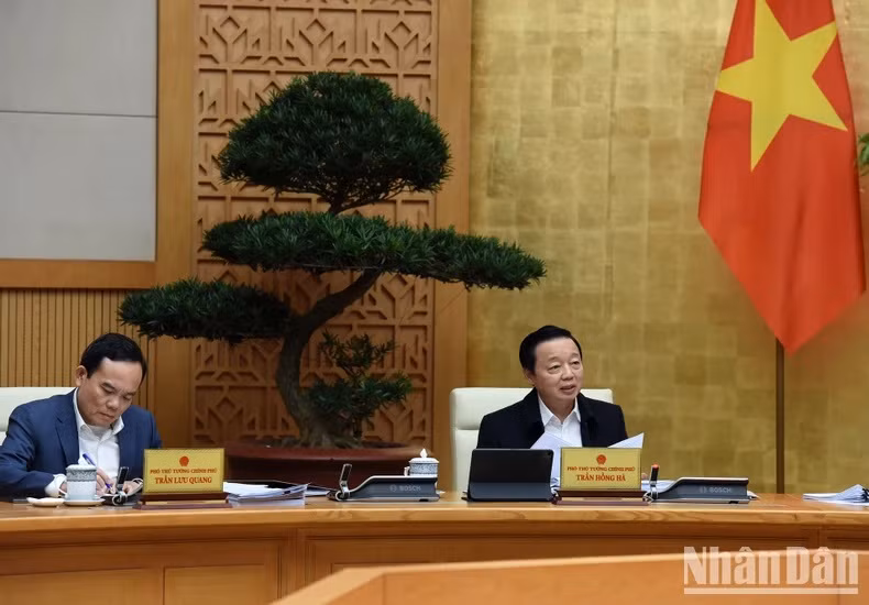 El vice primer ministro Tran Hong Ha (derecha) interviene en la cita.