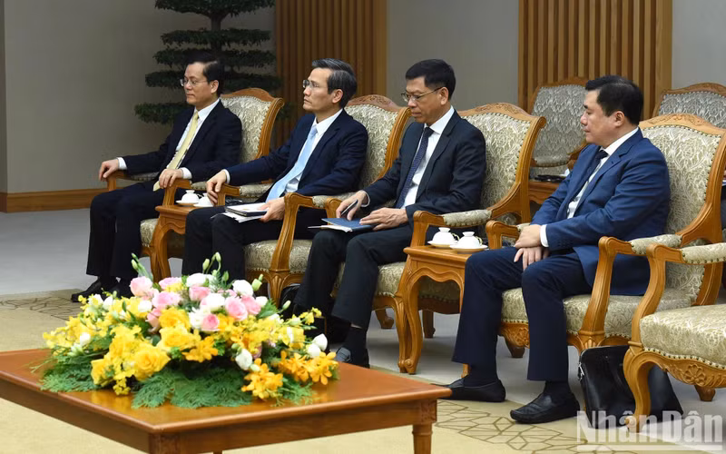 Delegados del Gobierno vietnamita en la cita.
