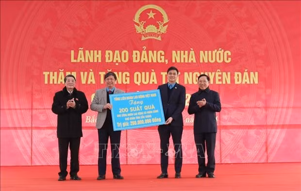 El vicepresidente de la Asamblea Nacional de Vietnam Nguyen Duc Hai entrega de forma simbólica 200 paquetes de regalo a la autoridad de Bac Giang. (Fotografía: VNA)