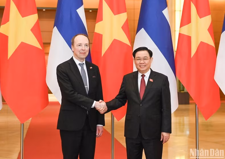 El presidente de la Asamblea Nacional de Vietnam, Vuong Dinh Hue, y su homólogo finlandés, Jussi Halla-aho. (Fotografía: Nhan Dan)