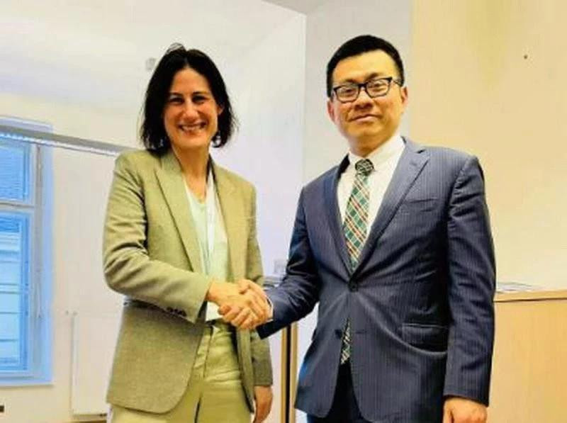 El embajador de Vietnam en Austria, Vu Le Thai Hoang, y Claudia Reinprecht, embajadora de Tecnología del Ministerio de Relaciones Exteriores de Austria. (Fotografía: VNA)