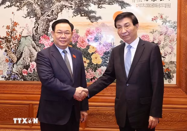 El presidente de la Asamblea Nacional de Vietnam, Vuong Dinh Hue (izquierda), y el miembro permanente del Buró Político del Comité Central del Partido Comunista de China y presidente del Comité Nacional de la Conferencia Consultiva Política del Pueblo Chino, Wang Huning. (Fotografía: VNA)