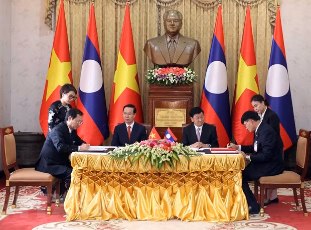 Los dos dirigentes presencian la firma de un memorando de entendimiento sobre cooperación en ciencia entre el Ministerio de Ciencia y Tecnología de Vietnam y el de Educación y Deportes de Laos.