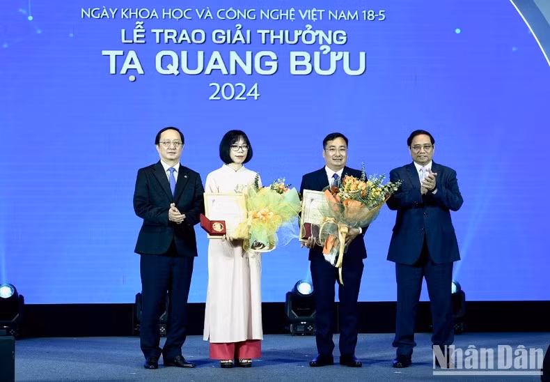 El premier entrega el Premio Ta Quang Buu 2024 a los científicos merecedores.