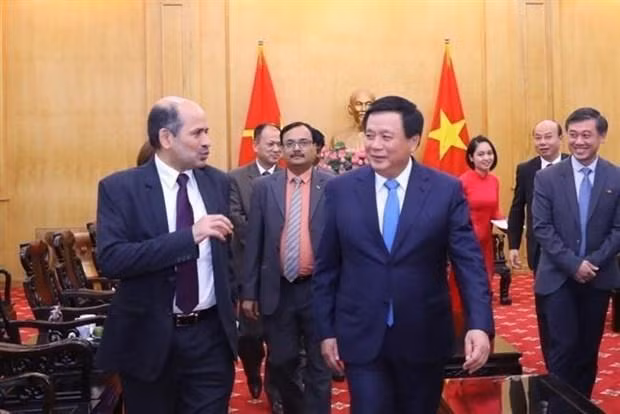 El miembro del Buró Político y director de la Academia Nacional de Política Ho Chi Minh (HCMA, en inglés), Nguyen Xuan Thang, recibe al nuevo embajador indio en Vietnam, Sandeep Arya. (Fotografía: VNA)