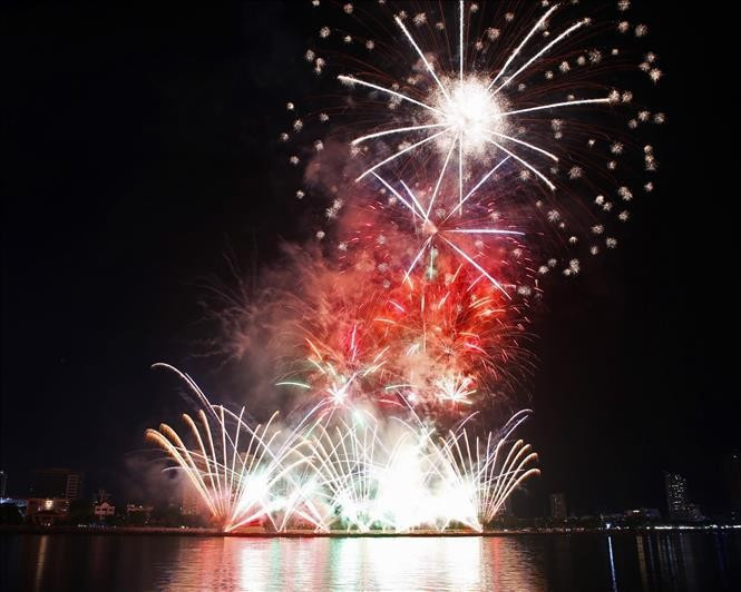 Espectáculos pirotécnicos iluminan el cielo de Da Nang. (Fotografía: VNA)