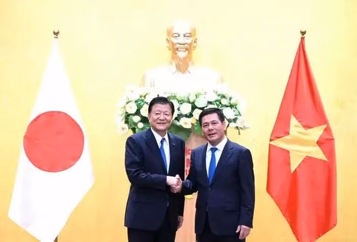 El ministro vietnamita de Industria y Comercio, Nguyen Hong Dien, y el ministro japonés encargado del Tratado Integral y Progresista de Asociación Transpacífico (CPTPP), Shindo Yoshitaka. (Fotografía: congthuong.vn)