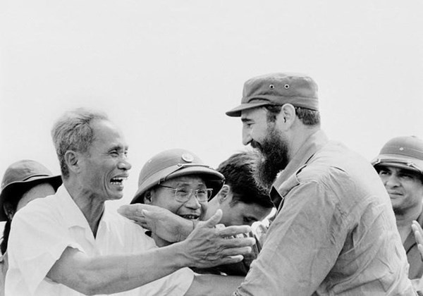 El comandante en jefe cubano Fidel Castro y el primer ministro Pham Van Dong en una manifestación del pueblo de Quang Tri dando la bienvenida a la delegación para visitar la zona de liberación de Vietnam del Sur, el 15 de septiembre de 1973. (Fotografía: VNA)