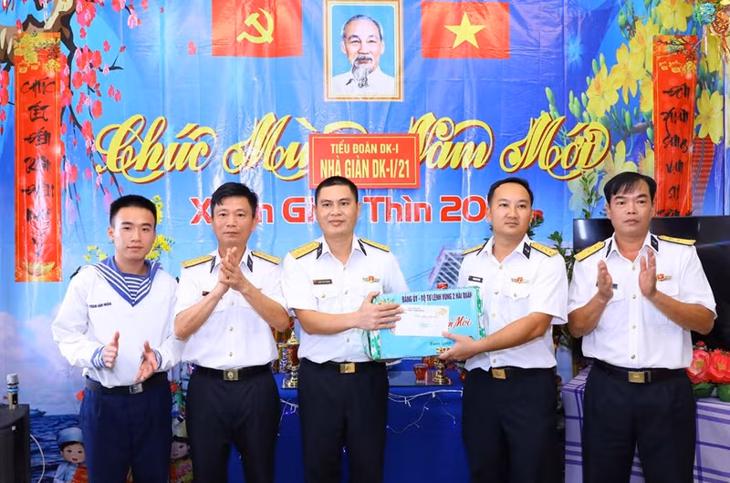 El Comité partidista en el Mando de la Región Naval 2 entrega obsequios a los oficiales y soldados de la Plataforma DK1/21.