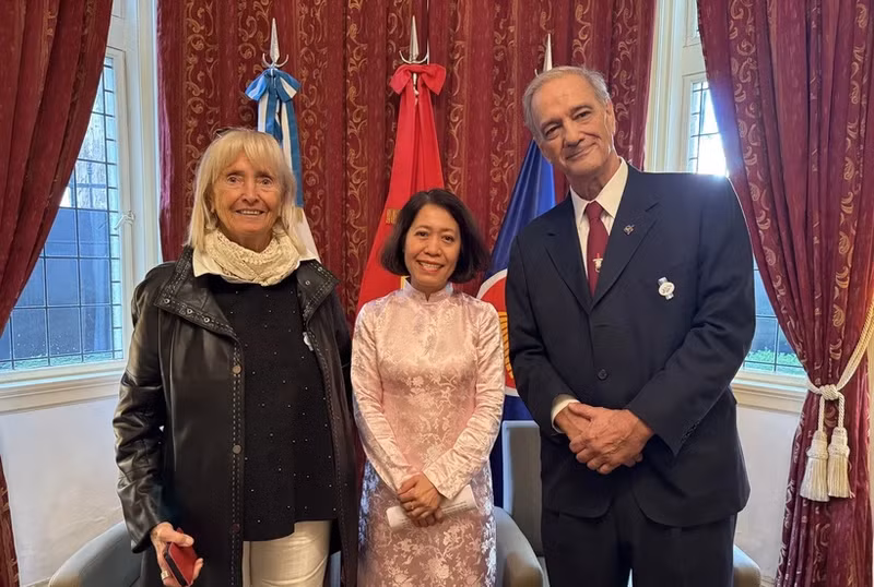 La embajadora de Vietnam en Argentina, Ngo Minh Nguyet, y representantes del Instituto Cultural Argentina-Vietnam. (Fotografía: VNA)