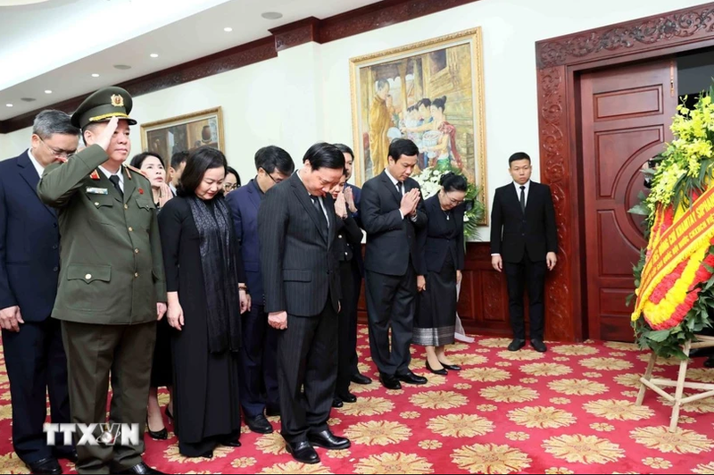 El vicepresidente de la Asamblea Nacional de Vietnam Nguyen Khac Dinh rinde tributo al general Khamtay Siphandone. (Fotografía: VNA)
