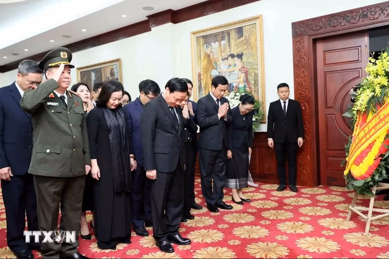 El vicepresidente de la Asamblea Nacional de Vietnam Nguyen Khac Dinh rinde tributo al general Khamtay Siphandone. (Fotografía: VNA)