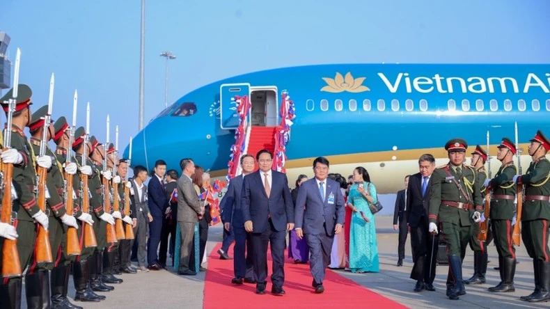 El primer ministro de Vietnam, Pham Minh Chinh, llega al Aeropuerto Internacional de Wattay, Laos. (Fotografía: VGP)