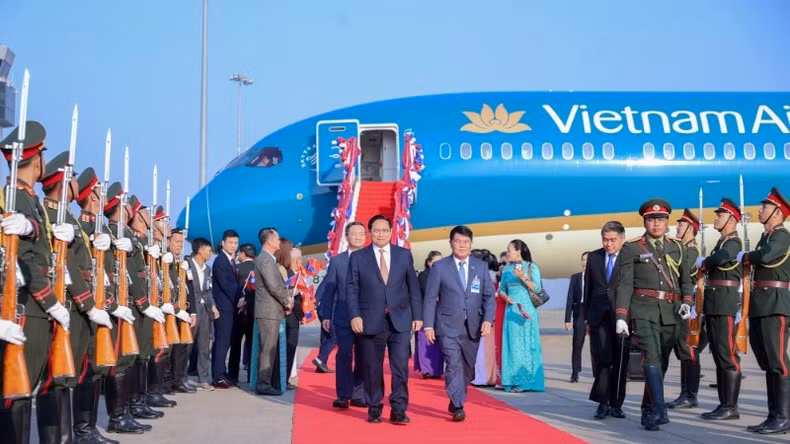 El primer ministro de Vietnam, Pham Minh Chinh, llega al Aeropuerto Internacional de Wattay, Laos. (Fotografía: VGP)