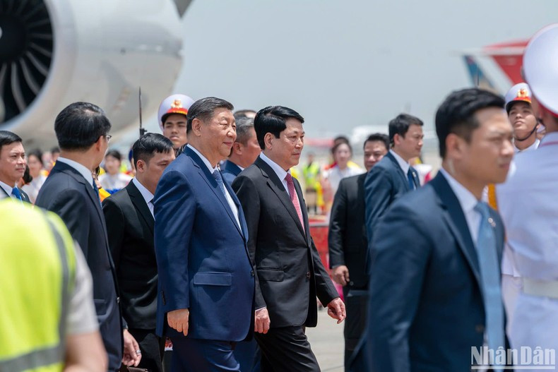El presidente de Vietnam, Luong Cuong, da la bienvenida al secretario general del Partido Comunista de China y presidente del país, Xi Jinping, en el aeropuerto internacional de Noi Bai. (Fotografía: Nhan Dan)