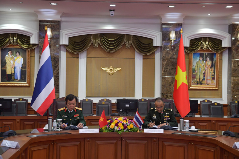 El coronel general Hoang Xuan Chien y el general Sanitchanok Sangkachan presiden el diálogo. (Fotografía: VNA)