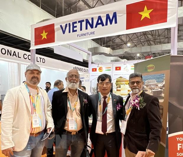 Representantes de Vietnam en la exposición. (Fotografía: VNA)