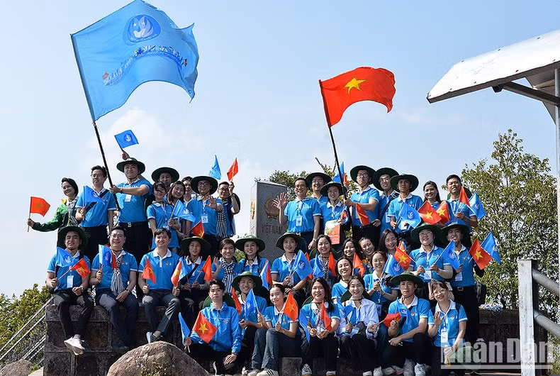 La delegación posa en el Kilómetro 0 en Dien Bien. (Fotografía: Nhan Dan)