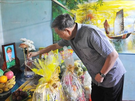 El ministro de Seguridad Pública de Vietnam, To Lam, rinde tributo a los mártires. (Fotografía: VNA)