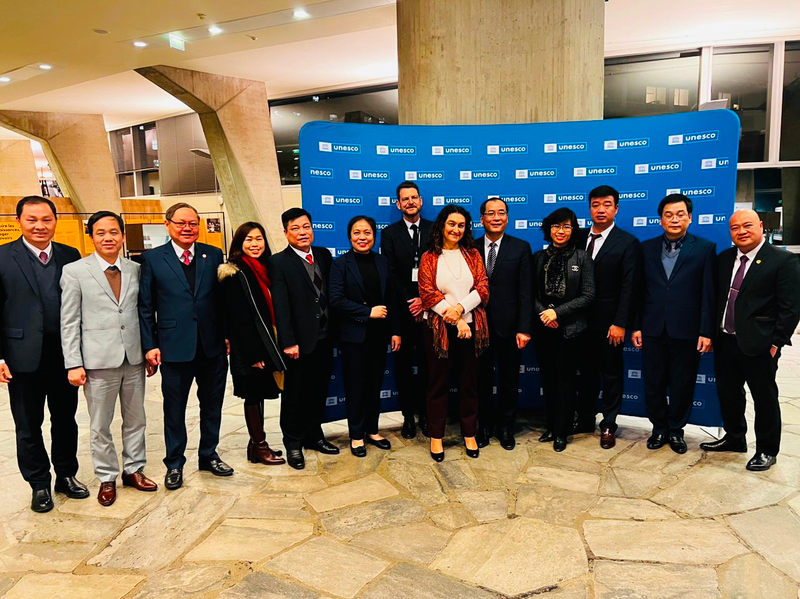 La delegación posa con representantes de la Unesco en Francia. (Fotografía: langsongeopark.com.vn)