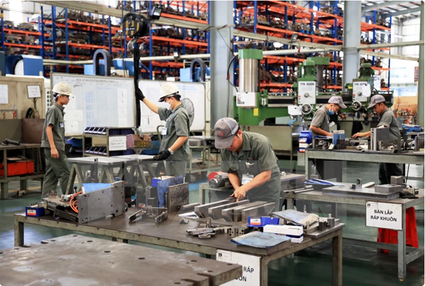 En una empresa de inversión extranjera en Vietnam. (Fotografía: VNA)