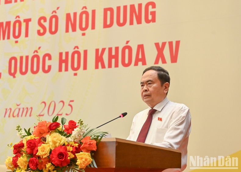 El presidente de la Asamblea Nacional de Vietnam, Tran Thanh Man, interviene en la reunión. (Fotografía: Nhan Dan)