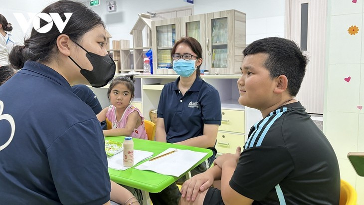 Nguyen Hoang Bao, de nueve años, que vive en Lam Dong, conversa con entusiasmo en inglés con la maestra. (Fotografía: VOV)