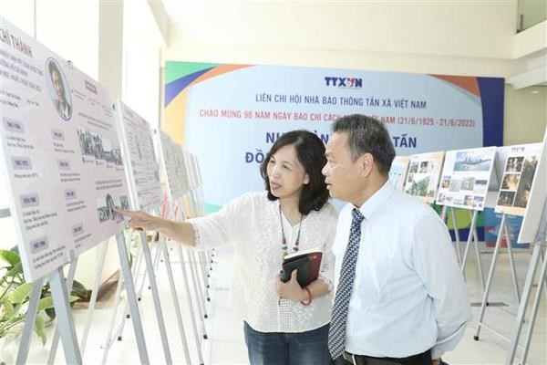 Espectadores disfrutan de obras de periodistas de VNA ganadores del Premio Ho Chi Minh y el Premio Estatal de literatura y arte. (Fotografía: VNA)