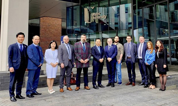 El embajador vietnamita en el Reino Unido, Nguyen Hoang Long, y profesores de la Universidad de Ulster. (Fotografía: VNA)