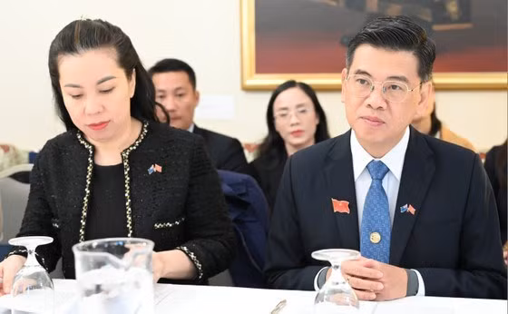 El vicepresidente del Consejo Popular de Ciudad Ho Chi Minh Nguyen Van Dung durante el encuentro con la ciudad de Melbourne. (Fotografía: sggp.org.vn)