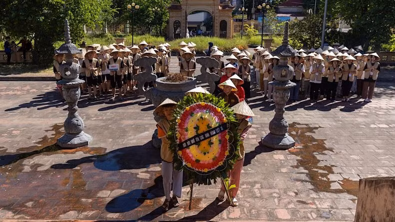 En el ofrecimiento de inciensos. (Fotografía: Nhan Dan)