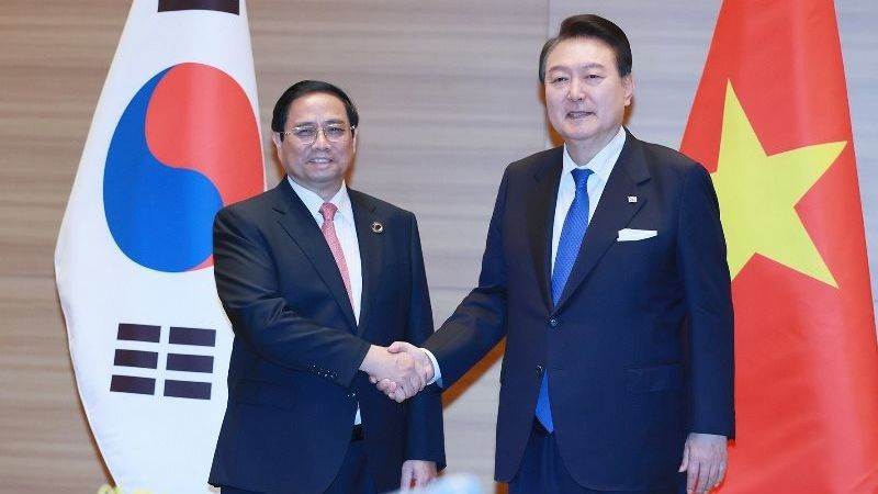 El primer ministro de Vietnam, Pham Minh Chinh (izquierda), se reúne con el presidente de Corea del Sur, Yoon Suk-yeol. (Fotografía: VNA)