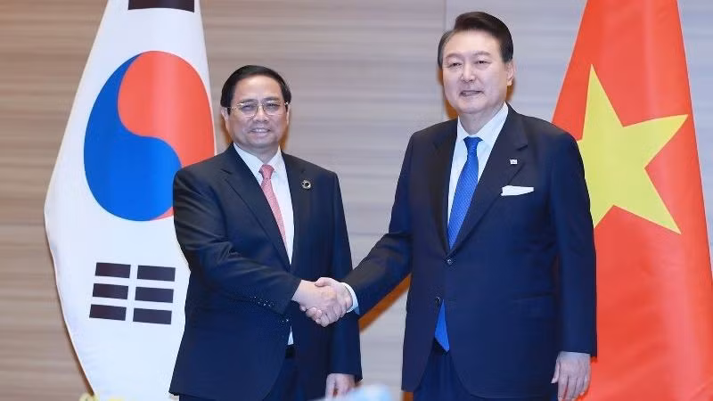 El primer ministro de Vietnam, Pham Minh Chinh (izquierda), se reúne con el presidente de Corea del Sur, Yoon Suk-yeol. (Fotografía: VNA)
