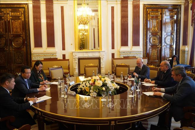 El embajador vietnamita en Rusia, Dang Minh Khoi, sostiene un encuentro con el vicepresidente de la Asamblea Legislativa de San Petersburgo, Nikolai Bondarenko. (Fotografía: VNA)