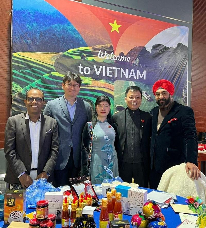 En el stand de Vietnam. (Fotografía: Embajada de Vietnam en Mongolia)