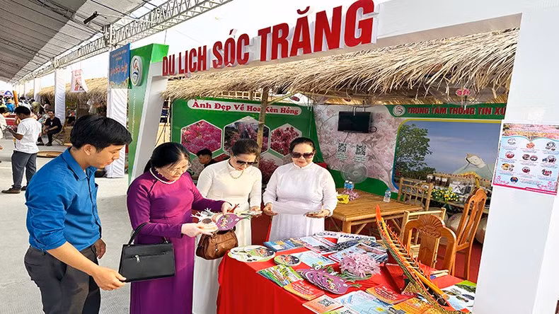 Visitantes al festejo invitados a conocer los productos turísticos de Soc Trang.