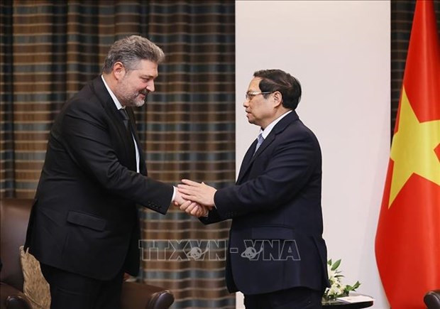 El primer ministro de Vietnam, Pham Minh Chinh, y un gerente del grupo Hayat Holding. (Fotografía: VNA)