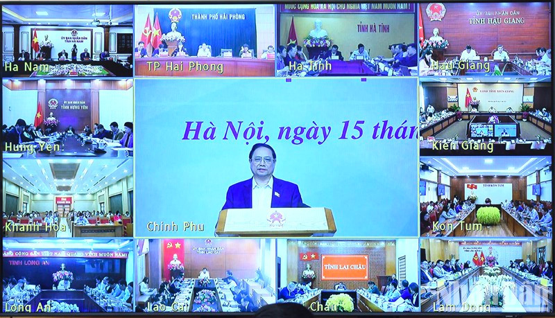 El primer ministro vietnamita, Pham Minh Chinh, preside una conferencia en línea sobre el desarrollo del turismo nacional de manera rápida y sostenible con las 63 provincias y ciudades del país. (Fotografía: Nhan Dan)