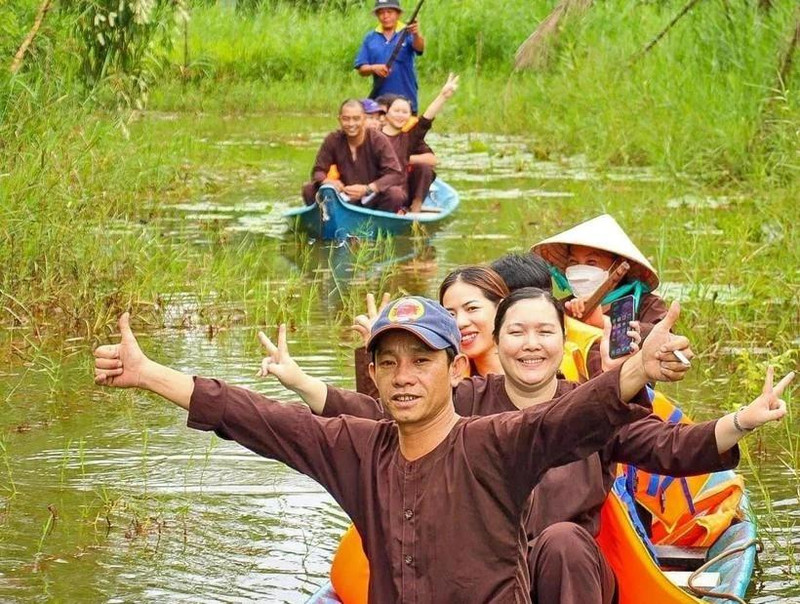Turistas recorren el bosque en sampán en una zona de ecoturismo en Vietnam. (Fotografía: VNA)
