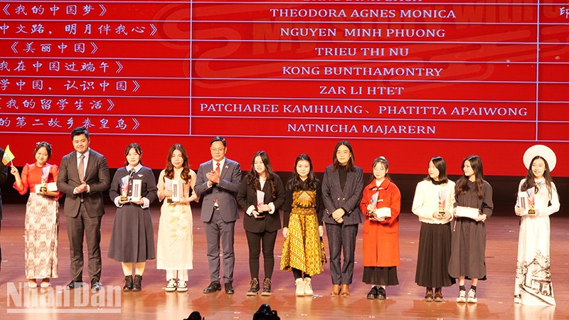 En el acto de premiación. (Fotografía: Nhan Dan)