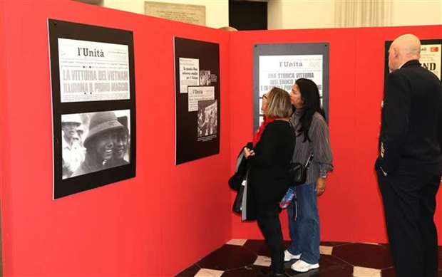 Visitantes a la exposición. (Fotografía: VNA)