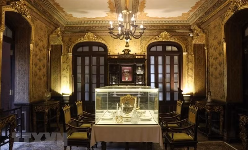 Habitaciones lujosas de estilo europeo en el palacio.
