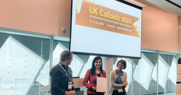 En la entrega del premio. (Fotografía: VNA)
