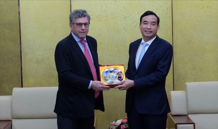 El presidente del Comité Popular de Da Nang, Le Trung Chinh (derecha), entrega un regalo al embajador de Brasil en Vietnam, Marco Farani. (Fotografía: danang.gov.vn)