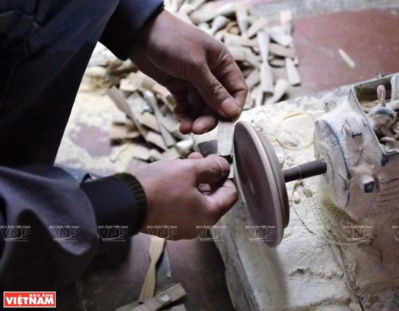 El cuerpo y las alas de la libélula se procesan a través de un molinillo y el ingenio de las manos del artesano. (Fotografía: Revista Vietnam)