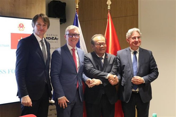 El embajador vietnamita Thai Xuan Dung y funcionarios checos. (Fotografía: VNA)