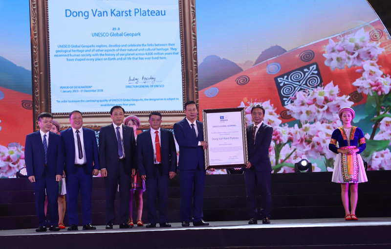 Representantes de la provincia de Ha Giang reciben por tercera vez el certificado de reconocimiento de la Unesco a la meseta rocosa de Dong Van como Geoparque Mundial. (Fotografía: Nhan Dan)